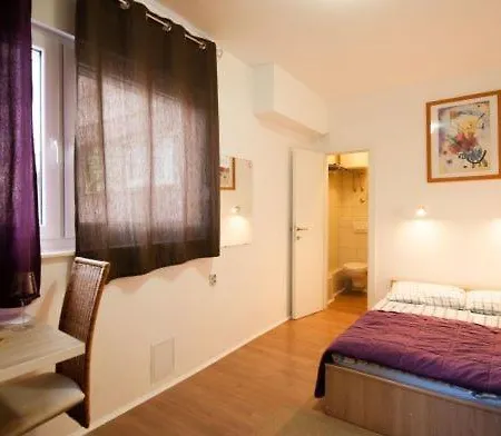 Апартаменты Centar 2 Private With Ensuite And Kitchenette *