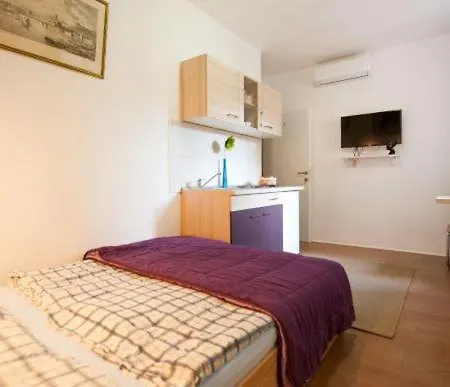 Centar 2 Private With Ensuite And Kitchenette * Spalato
